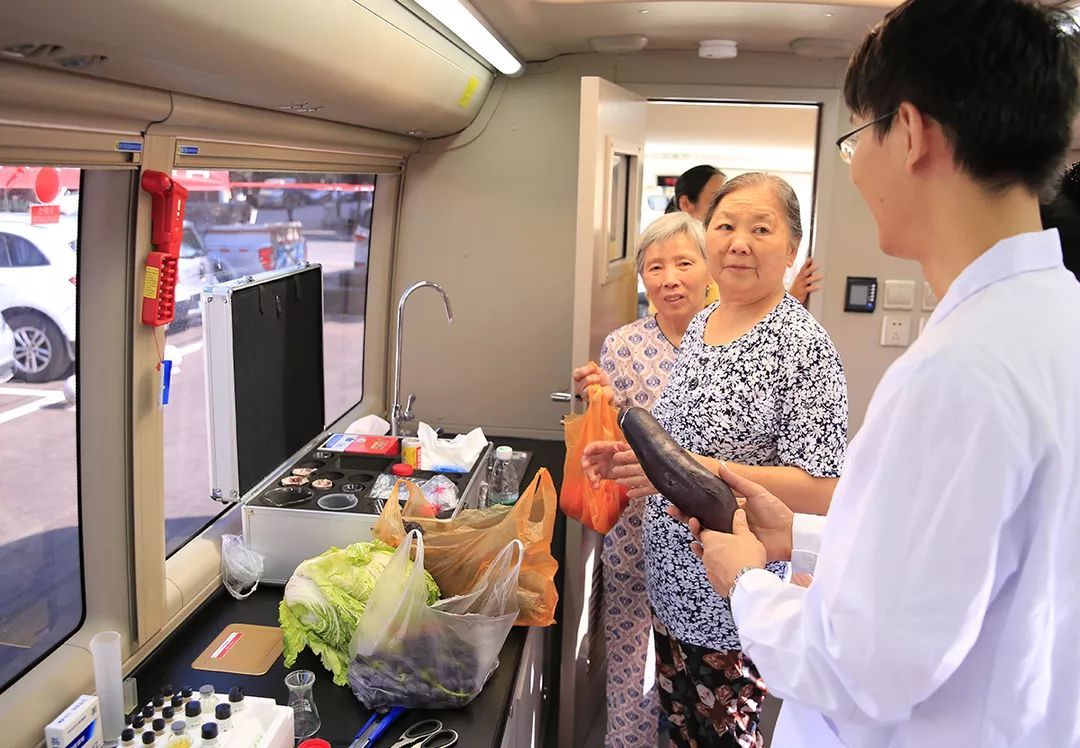 流動(dòng)檢測車讓市民點(diǎn)贊的食品安全車